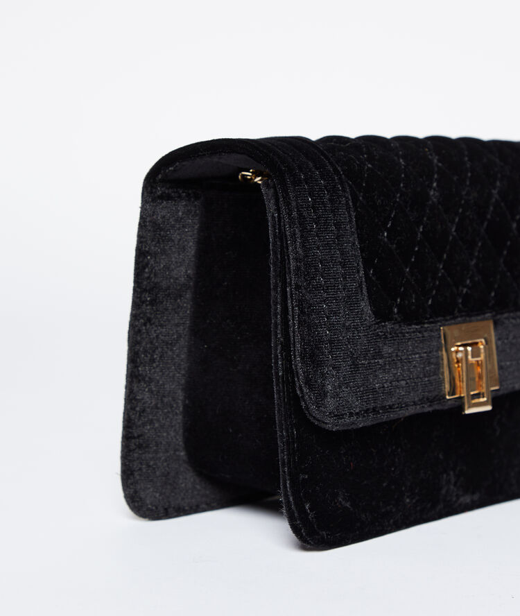 Bolso metalizado efecto terciopelo negro.
