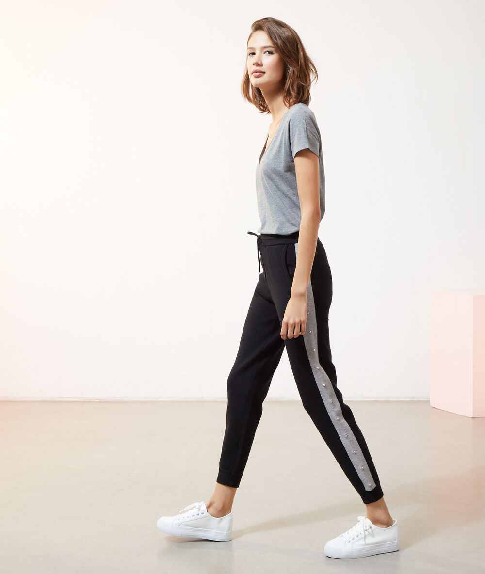 Camiseta escote en v gris jaspeado.