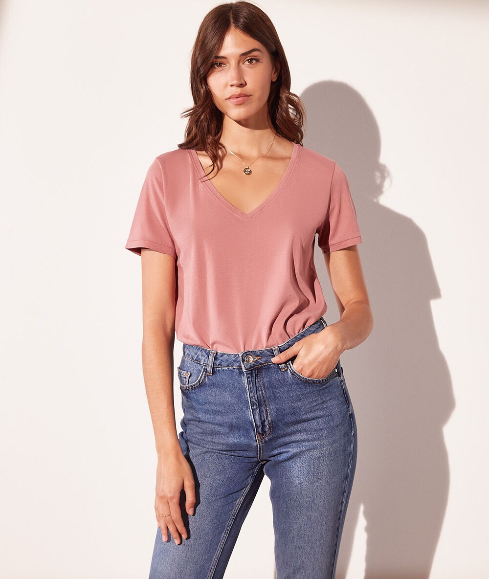 Camiseta escote en v rosa pálido.