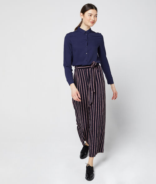 Camisa lisa azul marino.