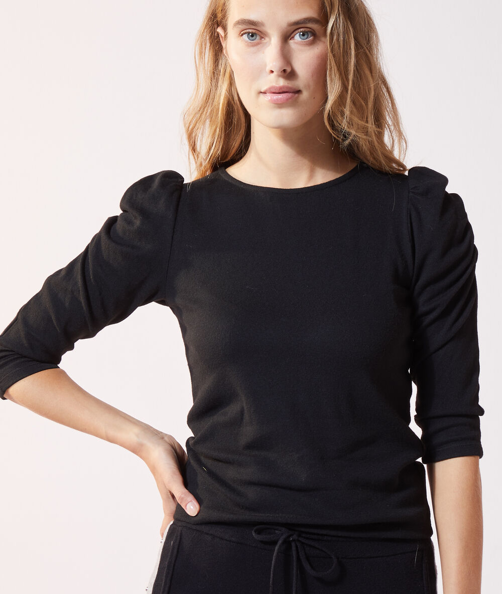Jersey mangas abullonadas negro.
