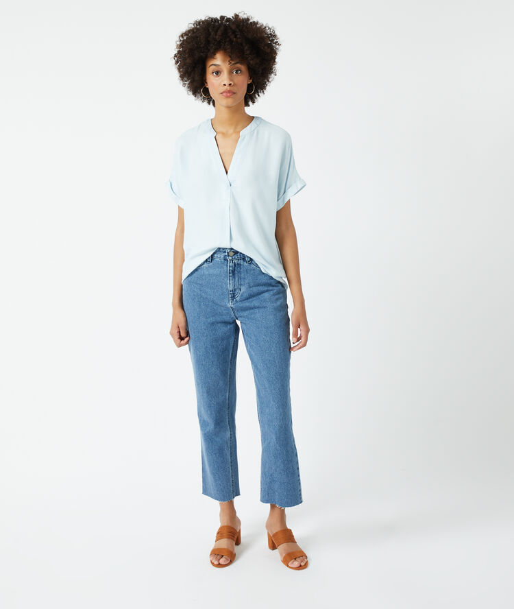 Camisa lisa azul cielo.