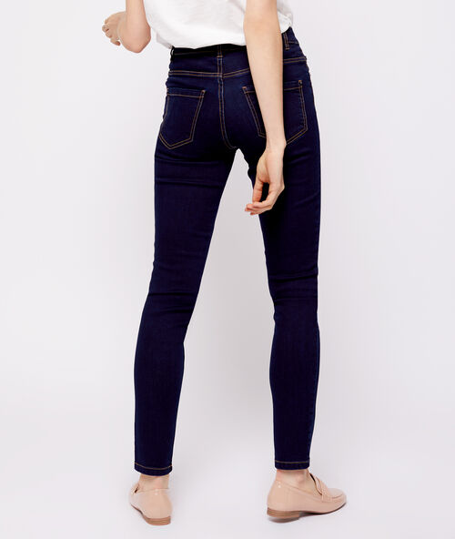 Pantalón vaquero estrecho denim.