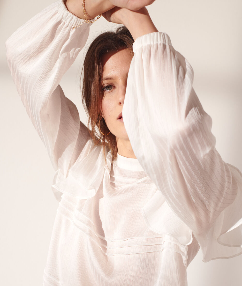 Blusa con volantes crudo.