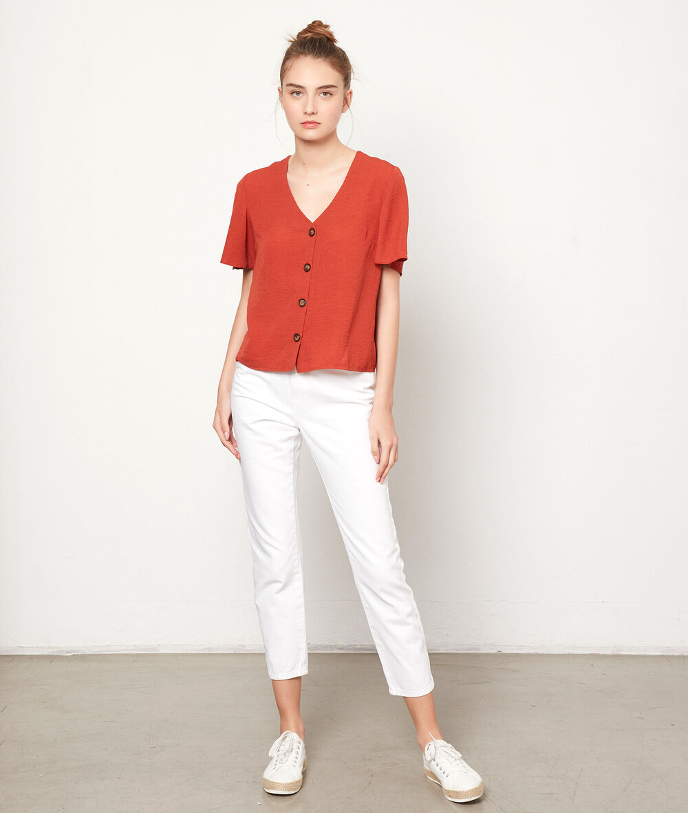Blusa lisa con botones rojo teja.