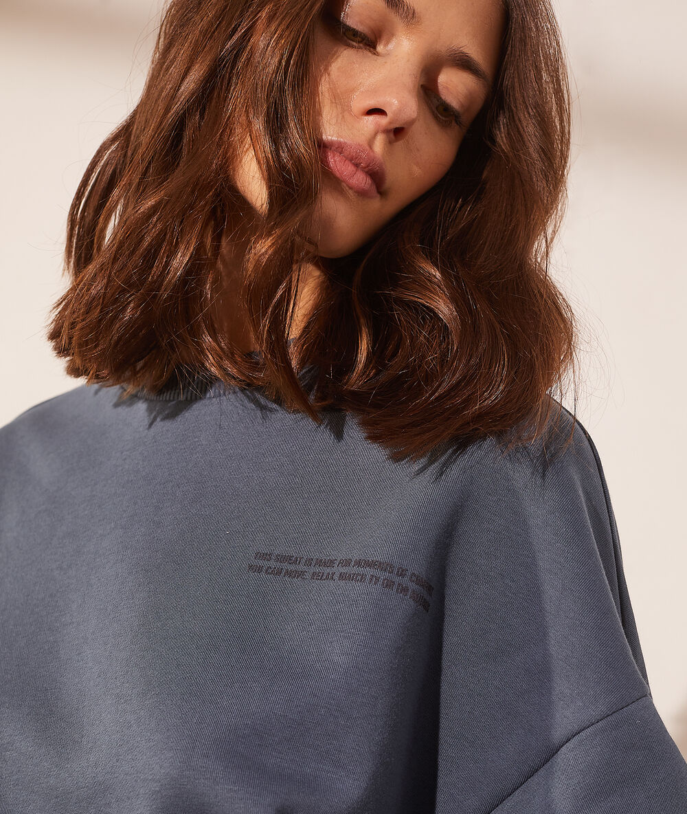 Sudadera azul gris.