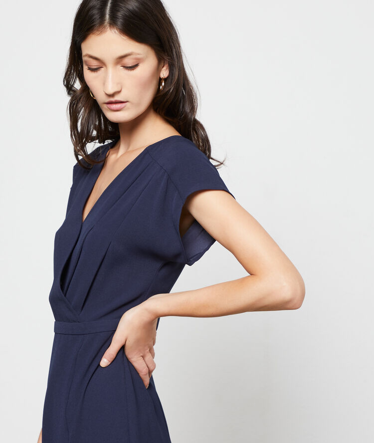 Vestido largo con apertura azul marino.