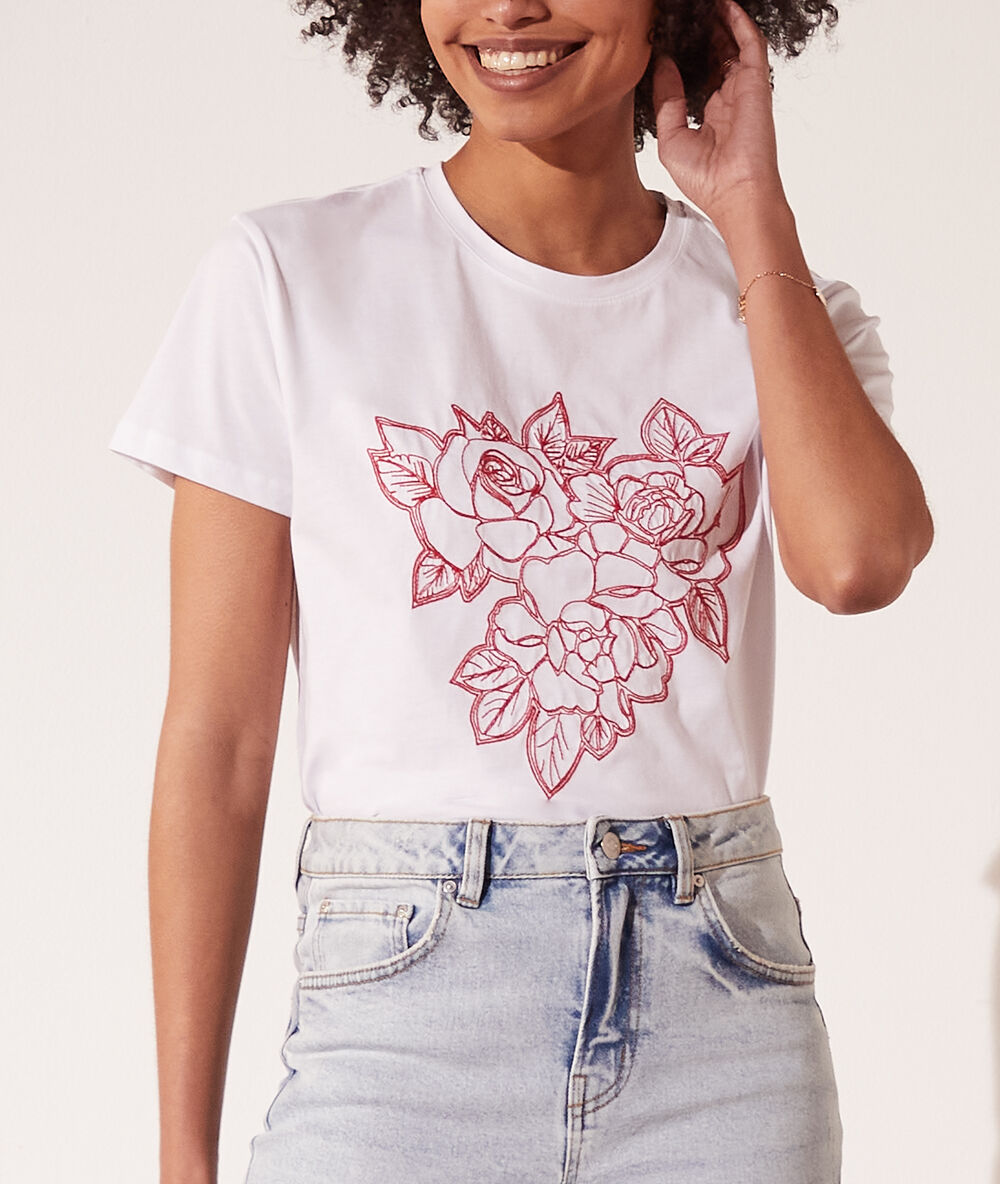 Camiseta bordados florales crudo.