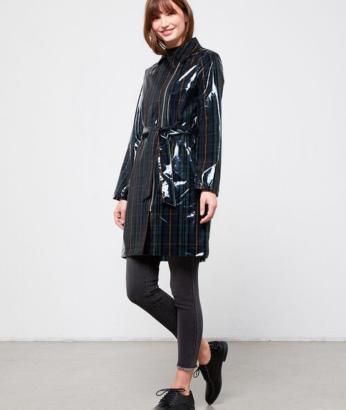 Trench estampado escocés efecto vinilo azul marino.