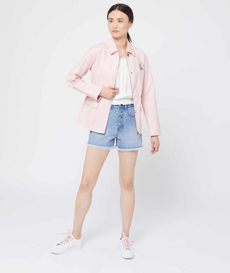 Parka corta rosa.