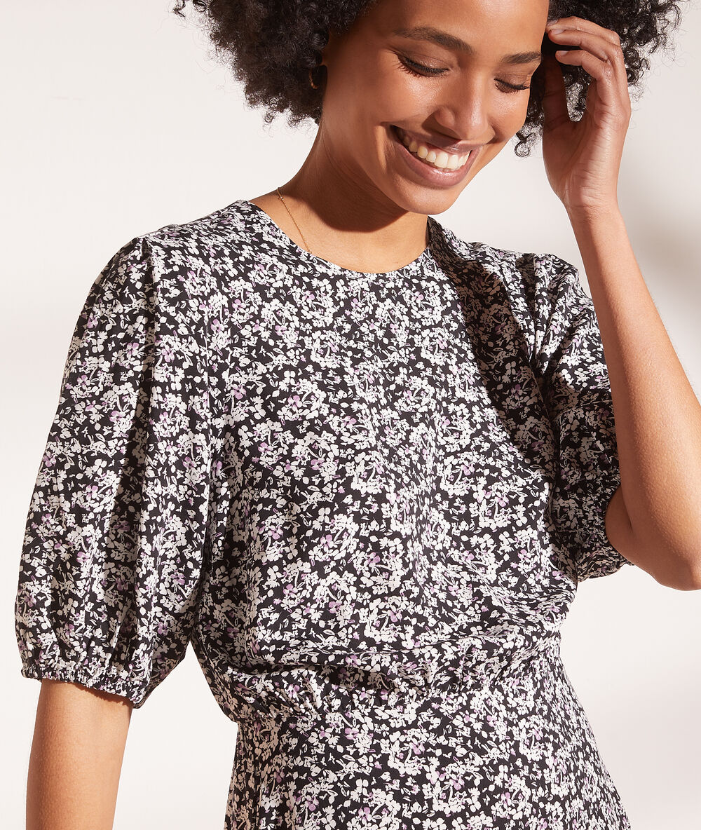 Vestido estampado floral negro.