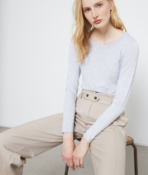 Su&eacute;ter cuello redondo punto fino gris.