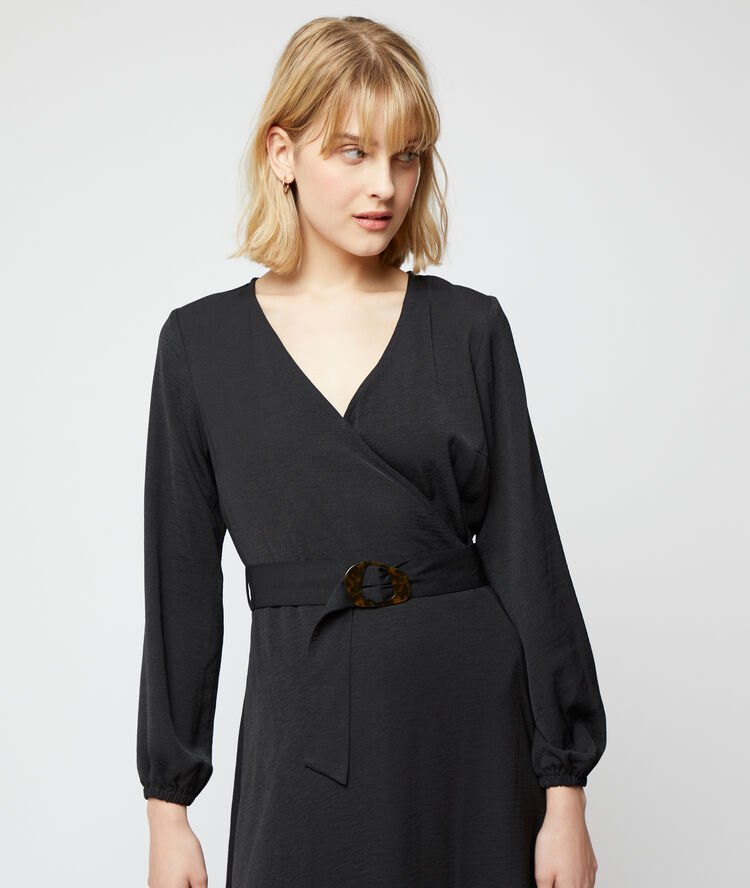 Vestido cruzado con cinturón negro.