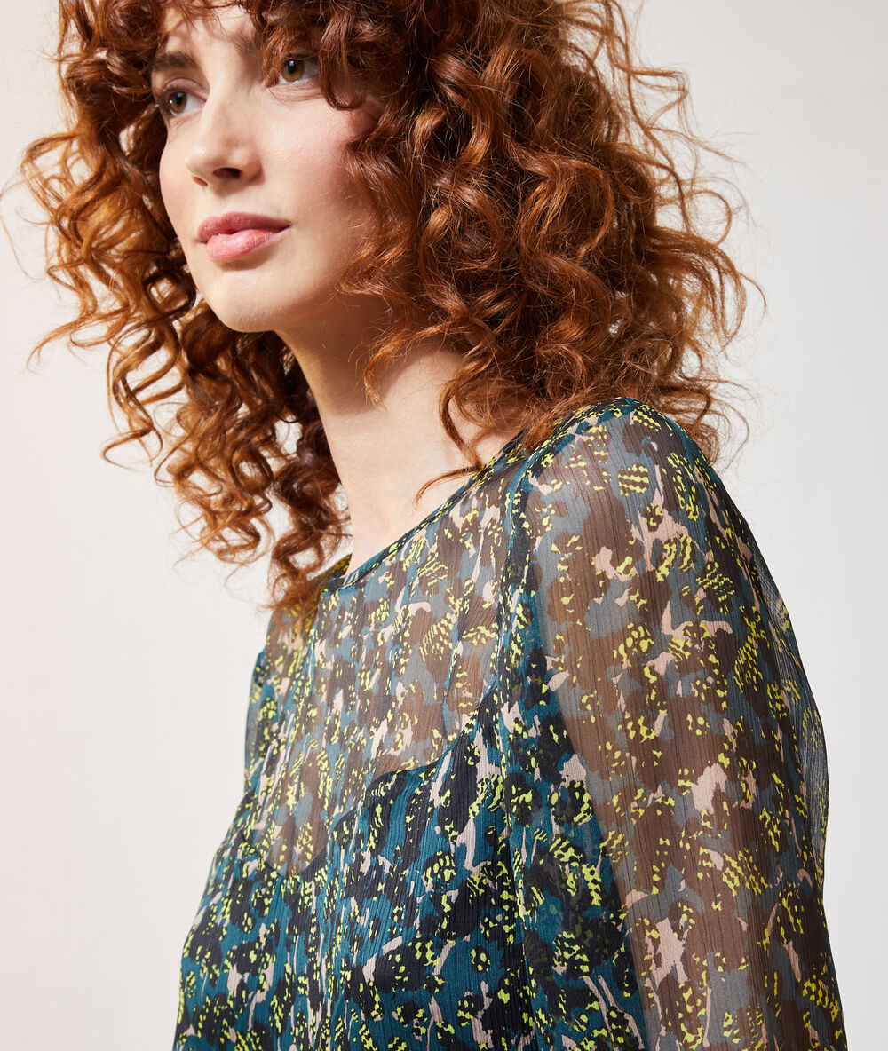 Blusa estampada multicolor verde.