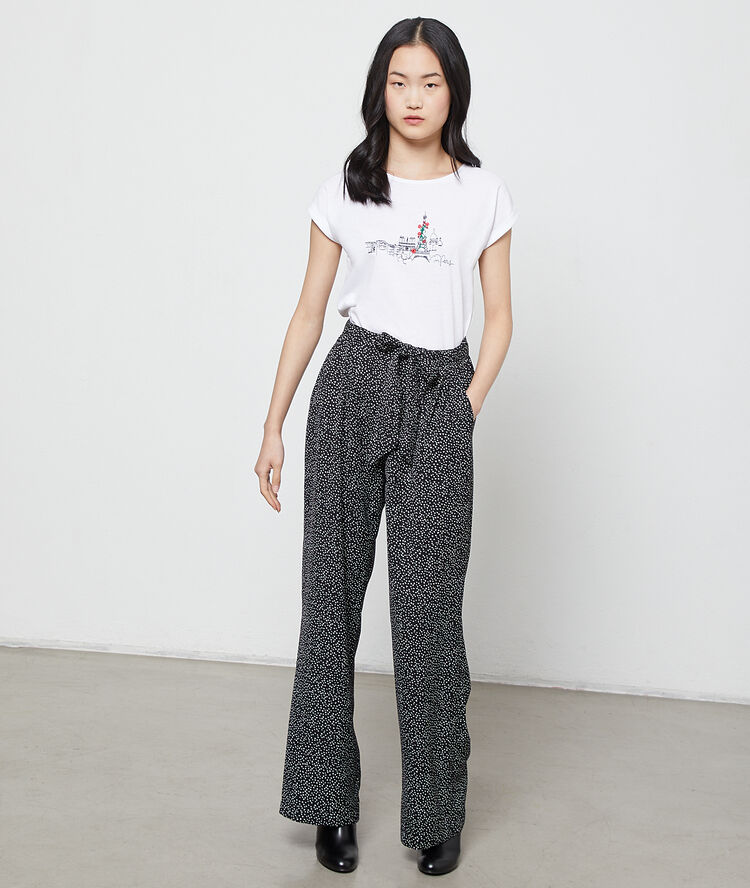 Pantalón largo con estampado de corazones negro.