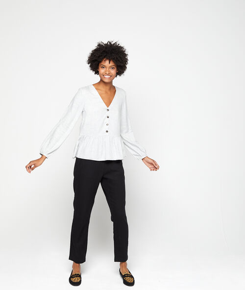 Blusa holgada con volante y botones frontales gris.