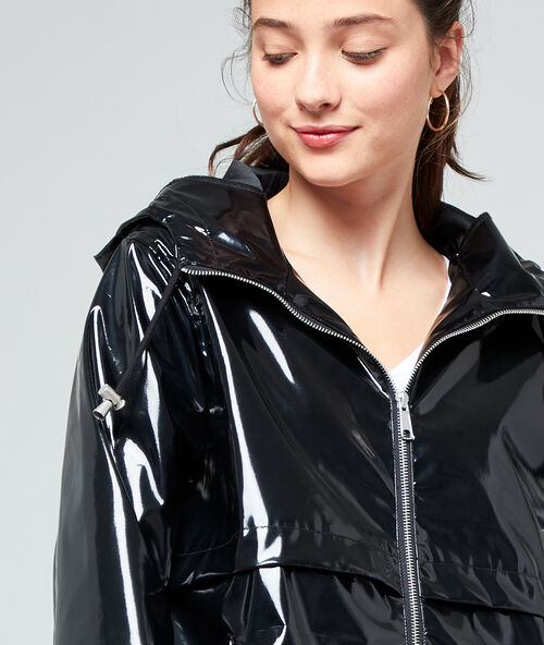 Impermeable con capucha efecto vinilo negro.