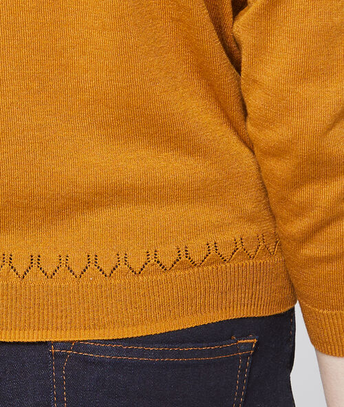 Suéter cuello en v punto fino mostaza.