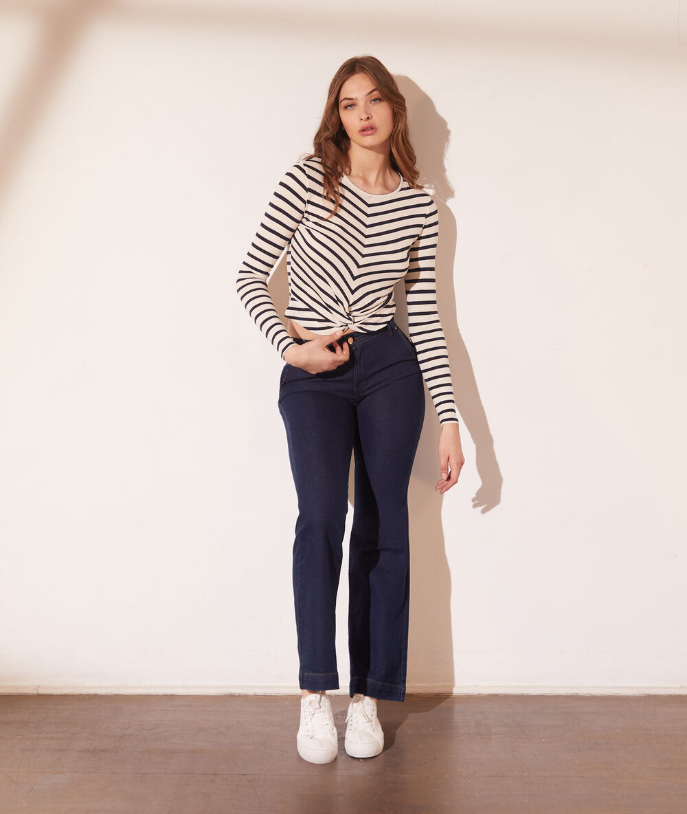 Camiseta marinera con nudo azul marino.