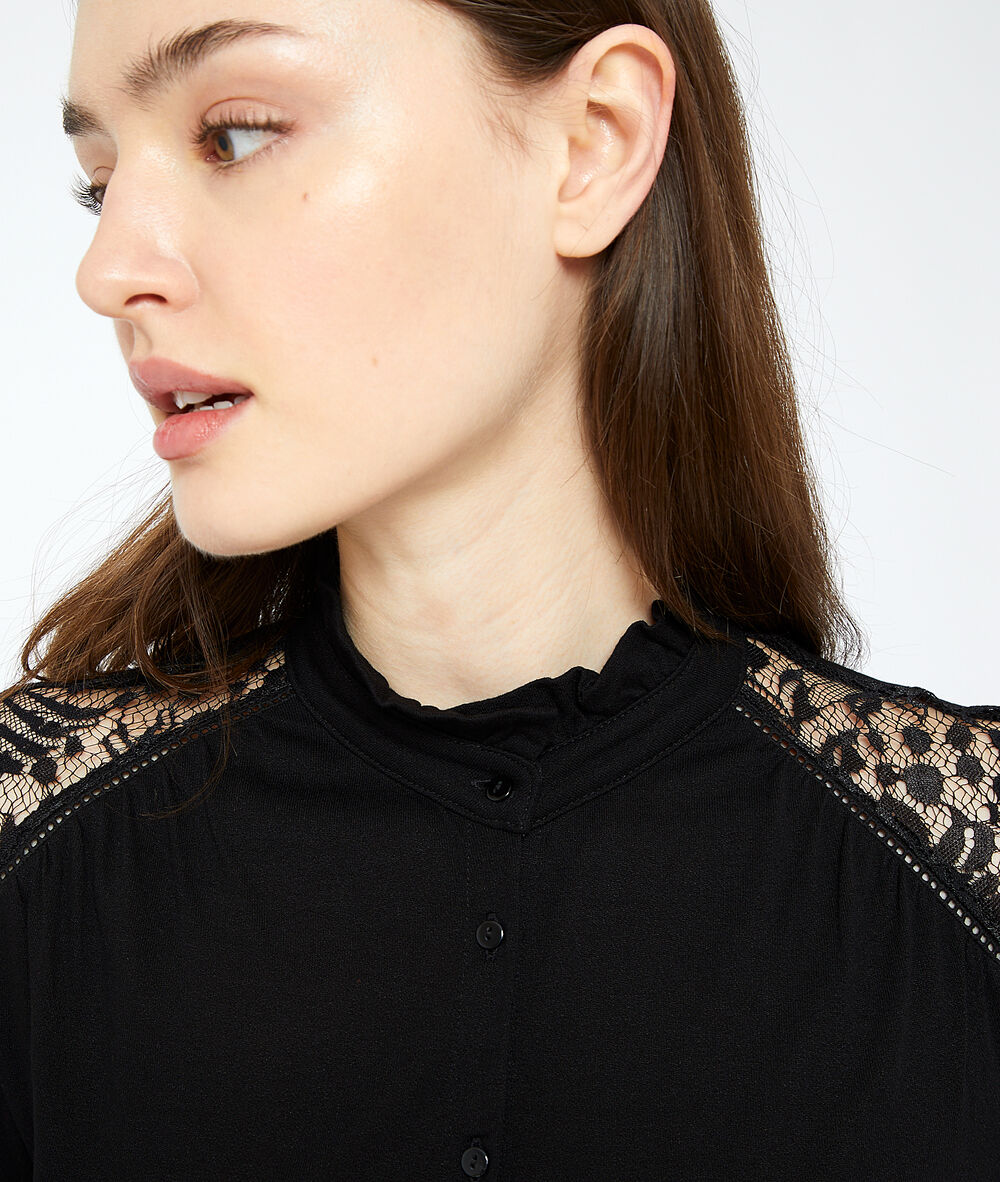 Top con detalles de guipur negro.