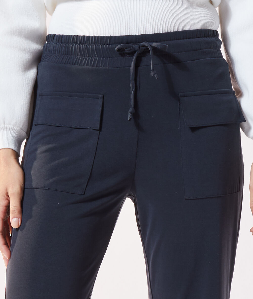 Pantalón jogging negro.