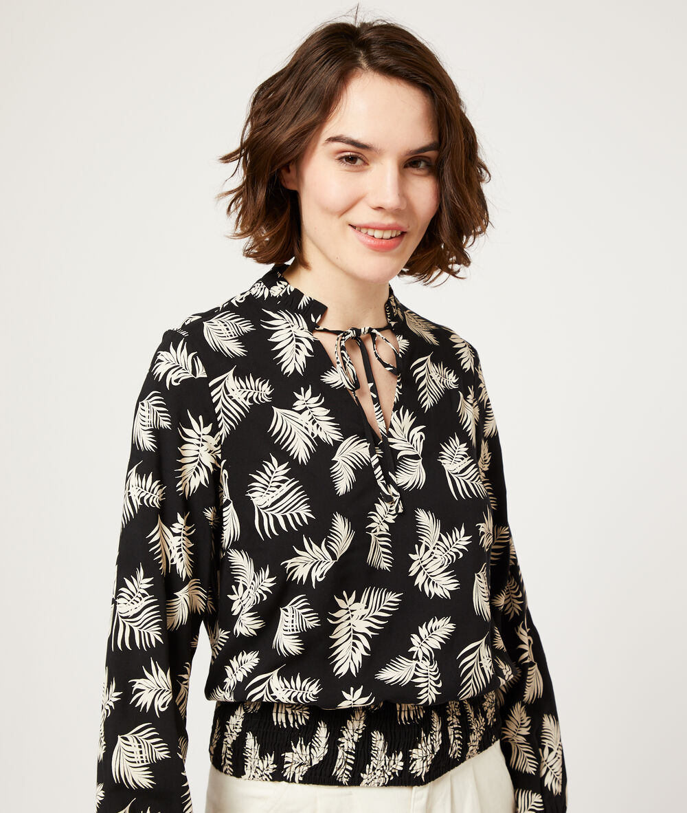 Camisa estampado hojas palmeras negro.