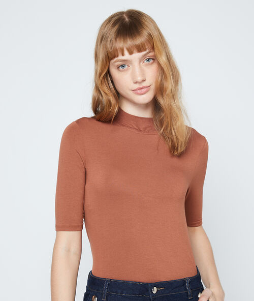 Camiseta cuello alto manga corta sabana.