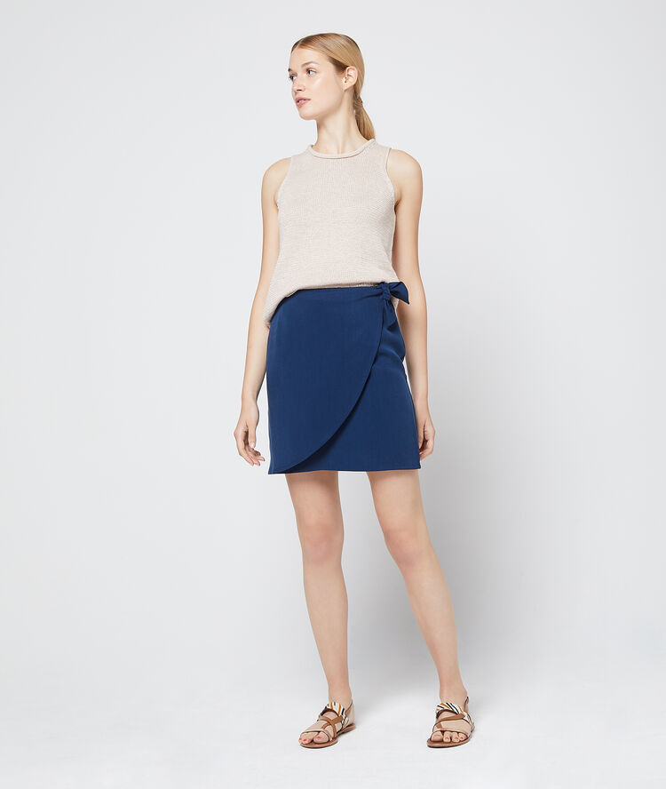 Falda cruzada de tencel azul.