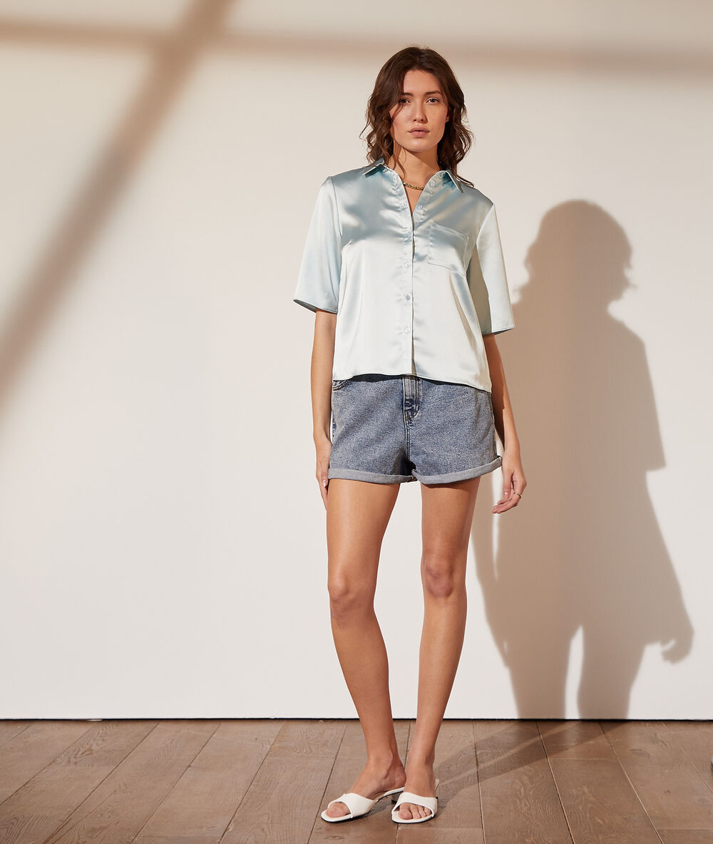 Camisa satinada celadón.