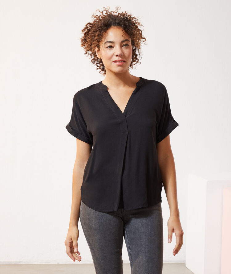 Blusa cuello tunecino negro.
