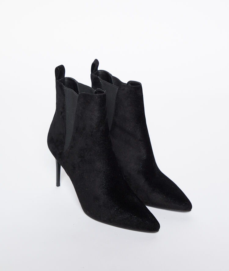 Botines de talón fino negro.