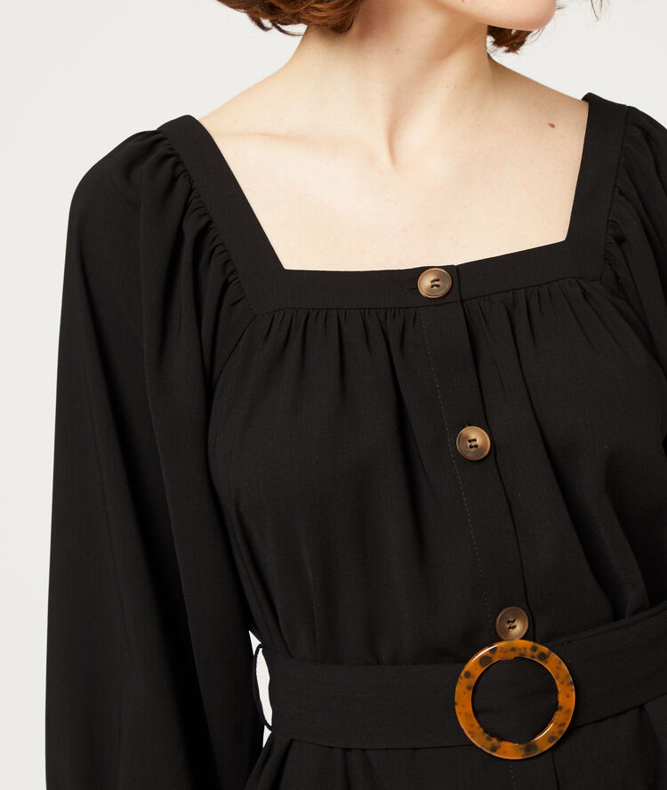 Vestido con botones y cinturón hebilla negro.