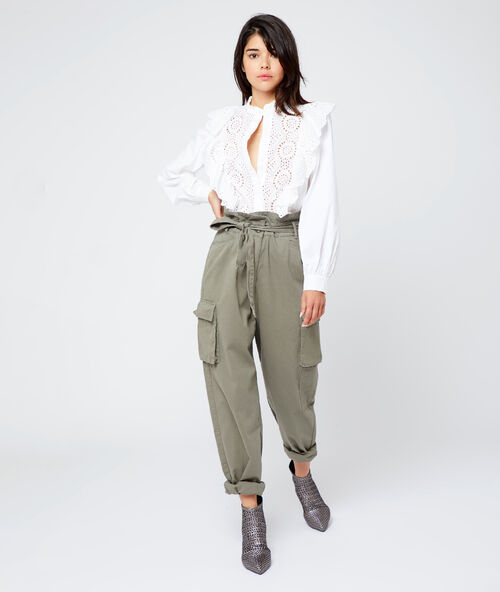 Camisa con volantes y encaje crudo.