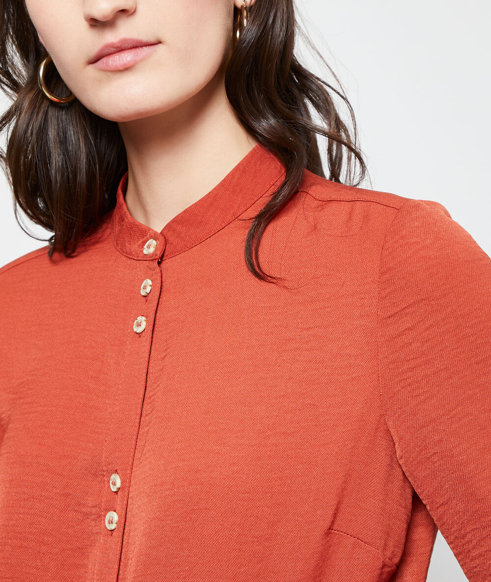 Camisa cuello redondo tomate.
