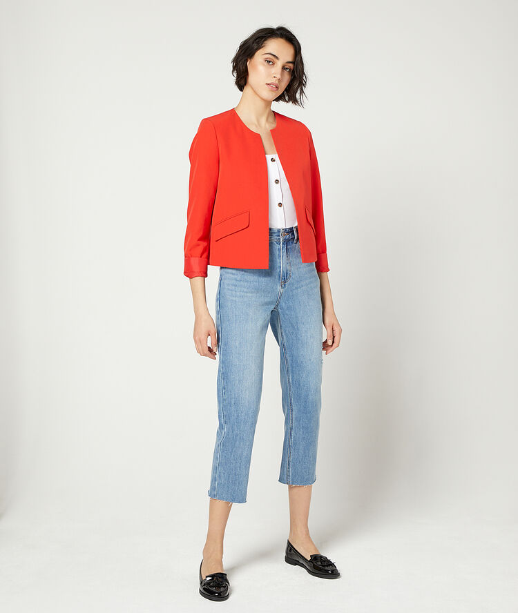 Americana entallada cuello redondo rojo.