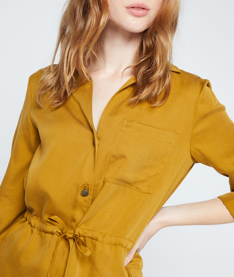 Camisa anudada de tencel mostaza.