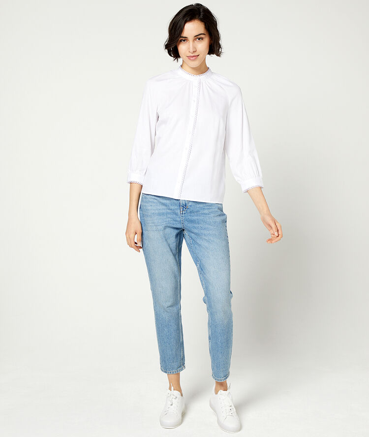 Blusa detalles de guipur blanco.