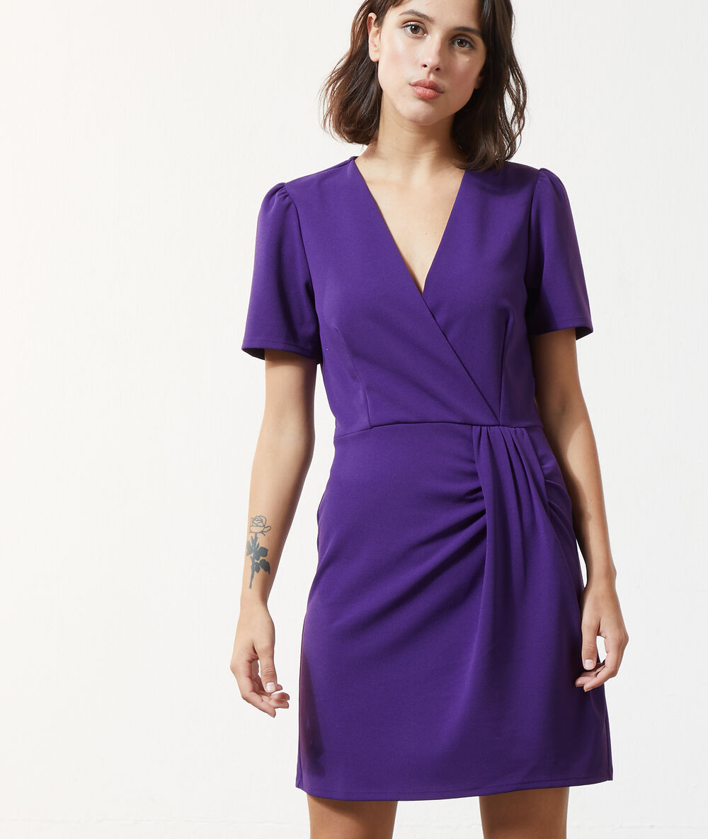 Vestido corto, escote cruzado violeta.