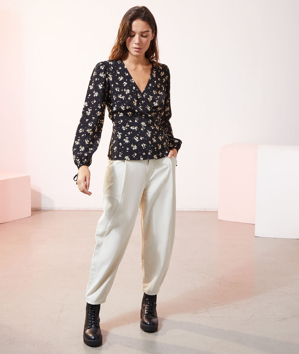 Blouse cache-coeur imprimé fleuri noir.