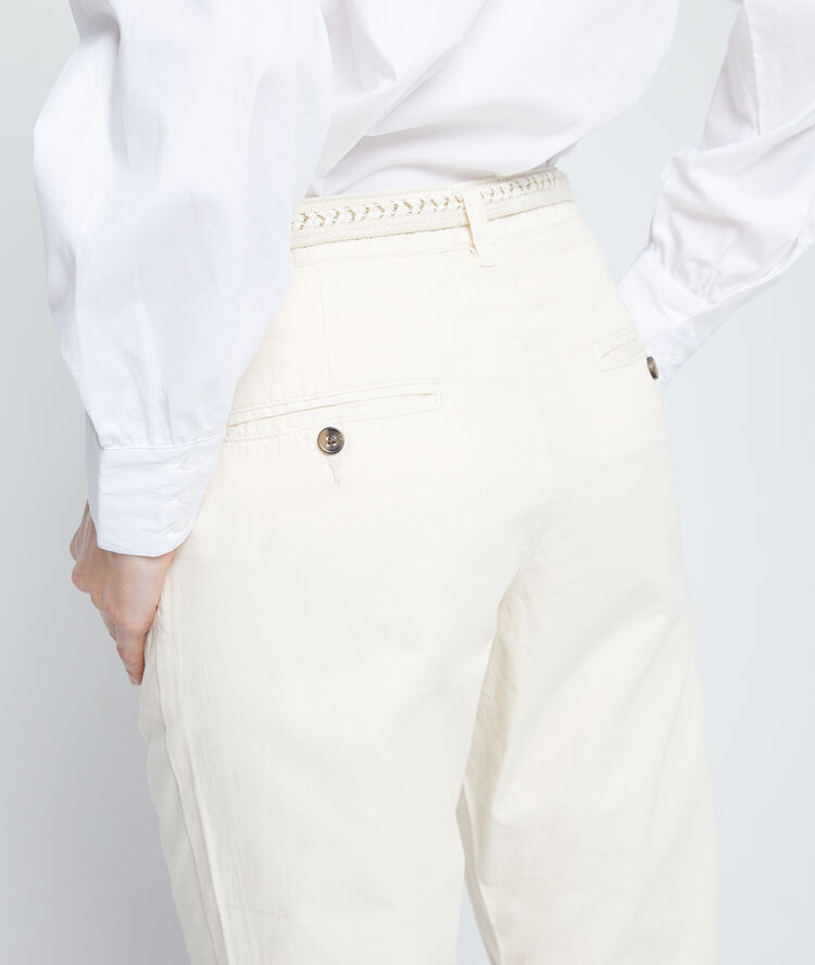 Pantalón chino con cinturón y algodón bio crema.