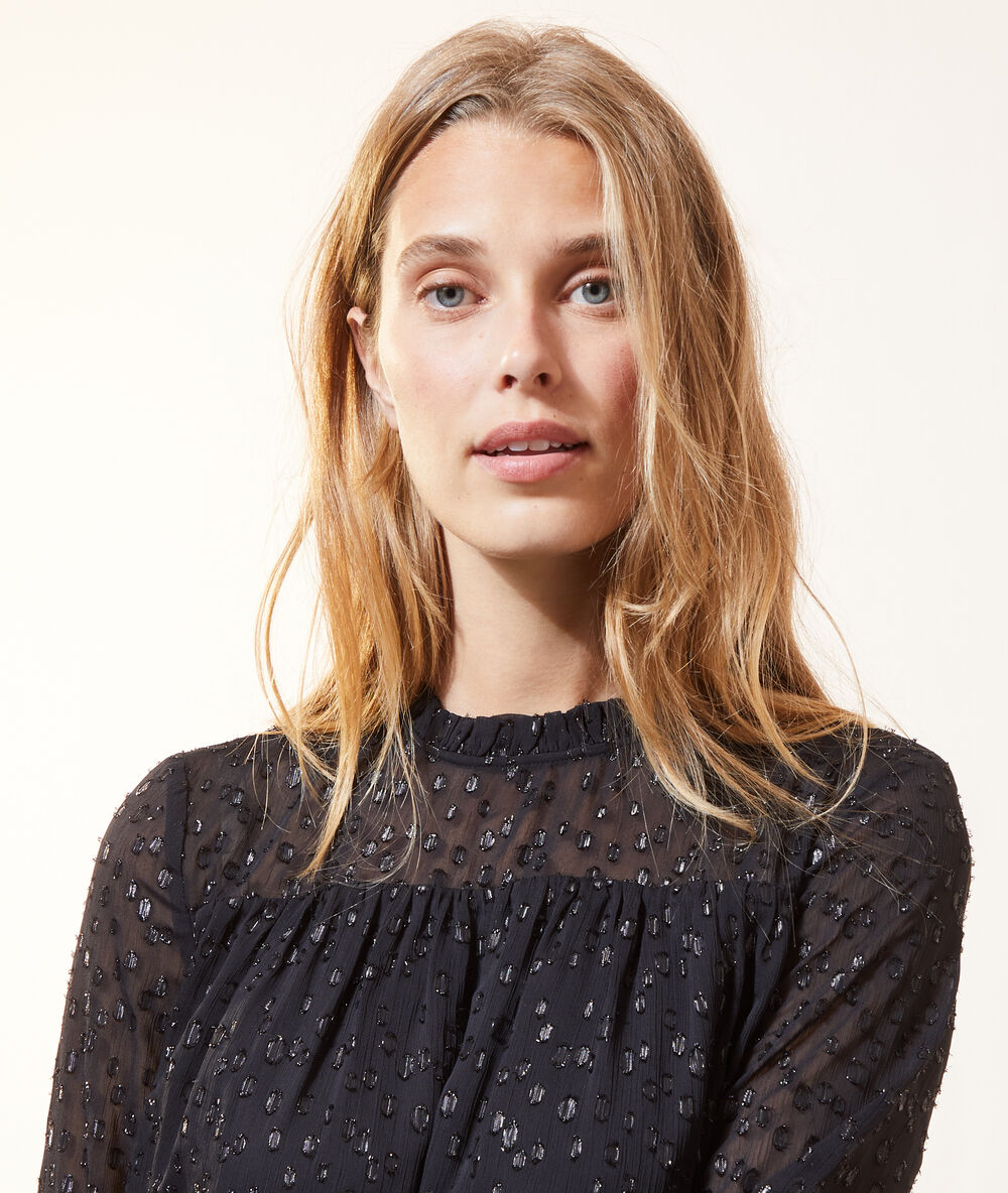 Robe plumetis, manches volants noir.