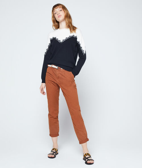 Pantalón chino con cinturón y algodón bio sabana.