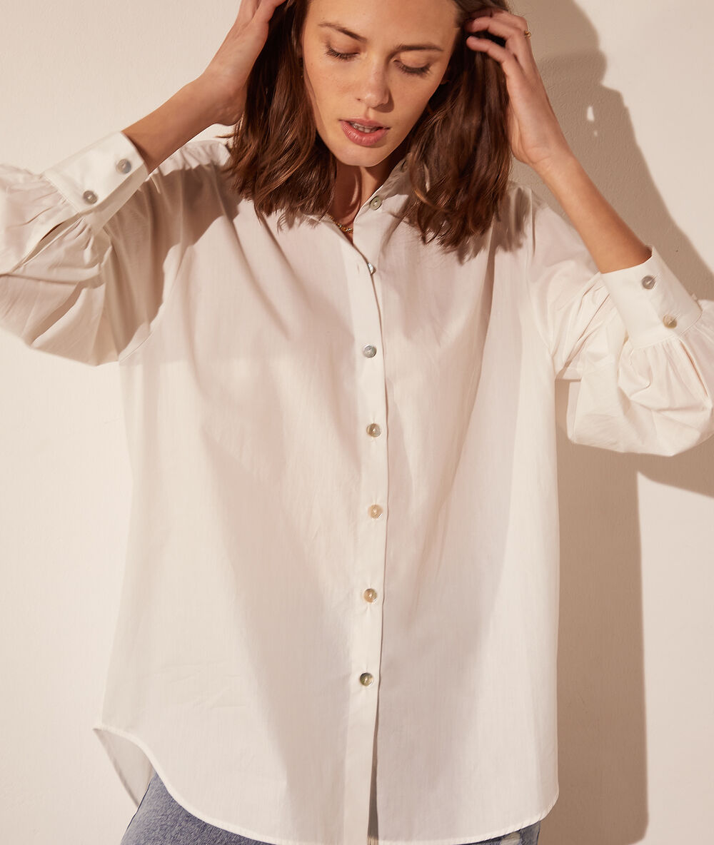 Camisa con botones en la espalda blanco.