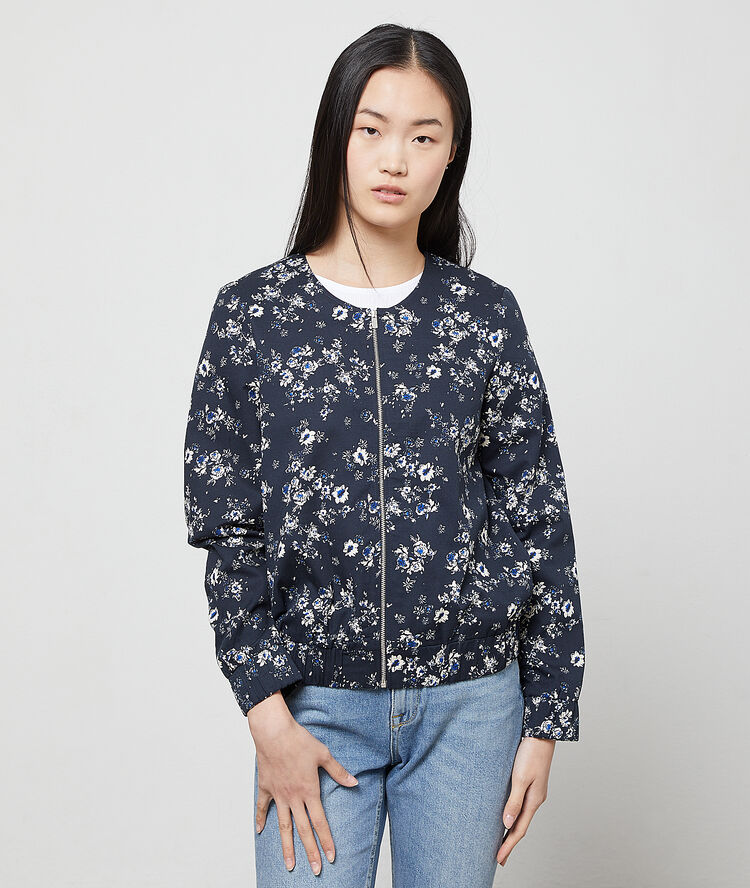 Chaqueta estampado floral azul marino.