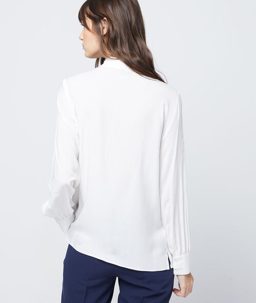 Blusa anudada al cuello Blusa anudada al cuello