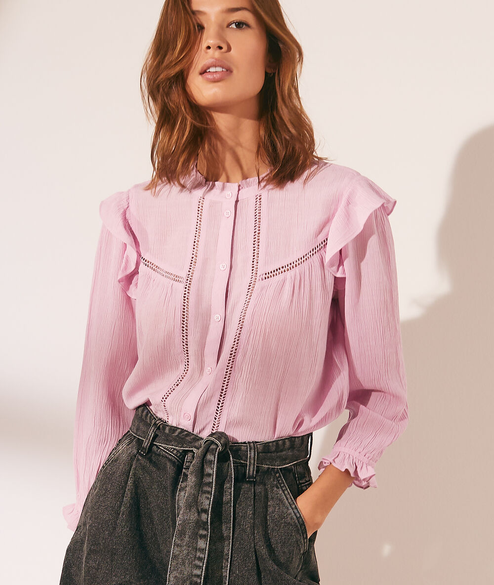 Camisa con volantes rosa claro.