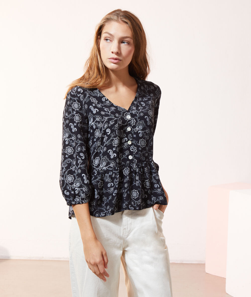 Blusa estampada con botones negro.