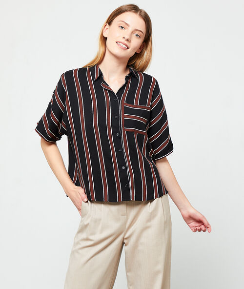 Camisa a rayas negro.