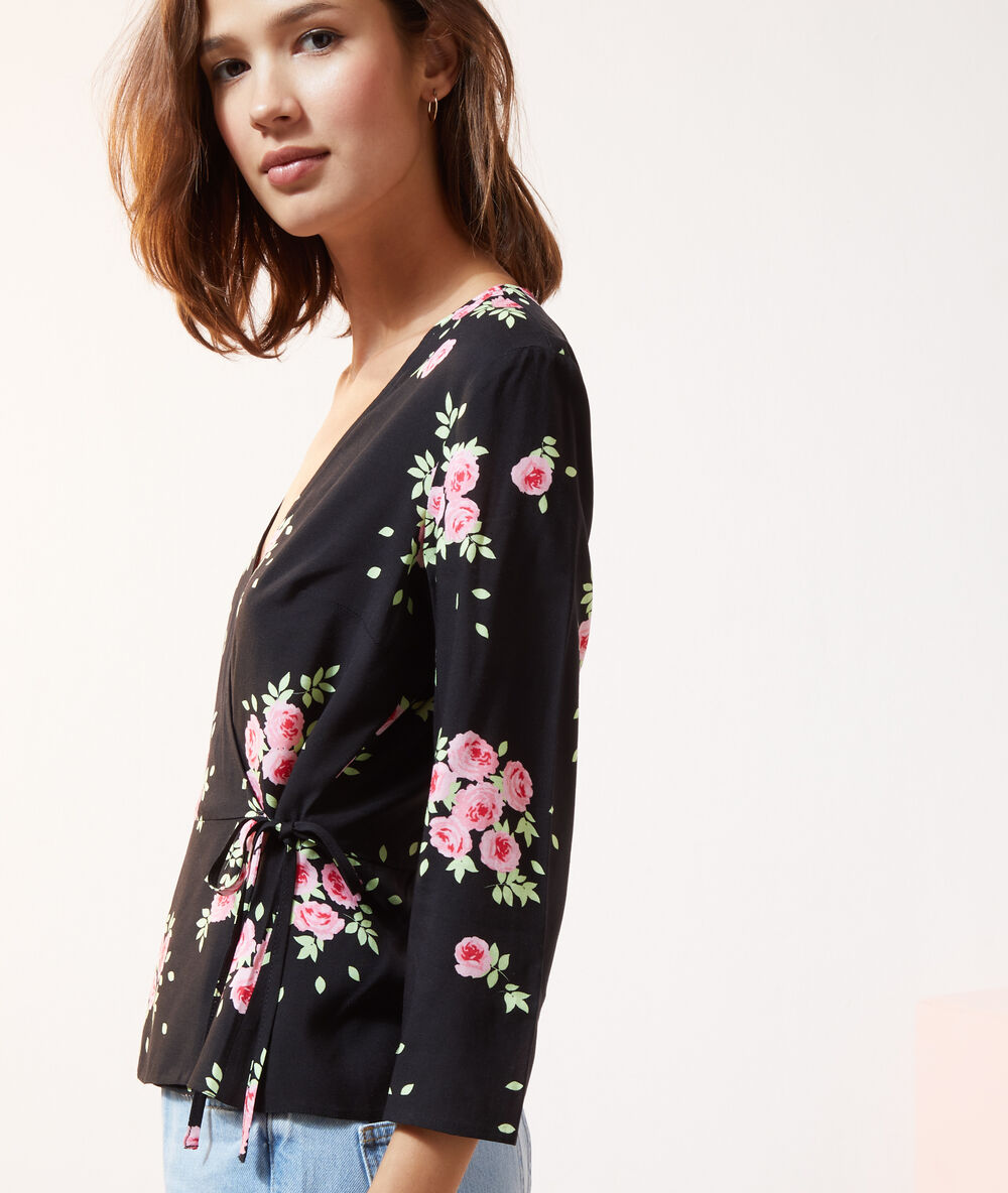 Blusa estampado floral negro.