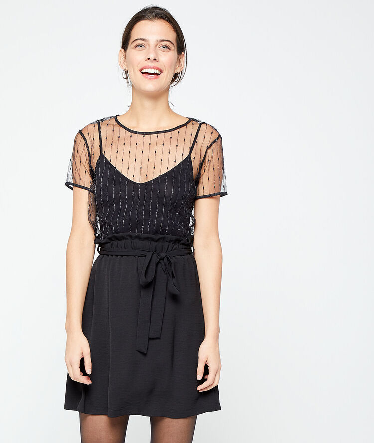 Top de efecto transparente y forro superior negro.
